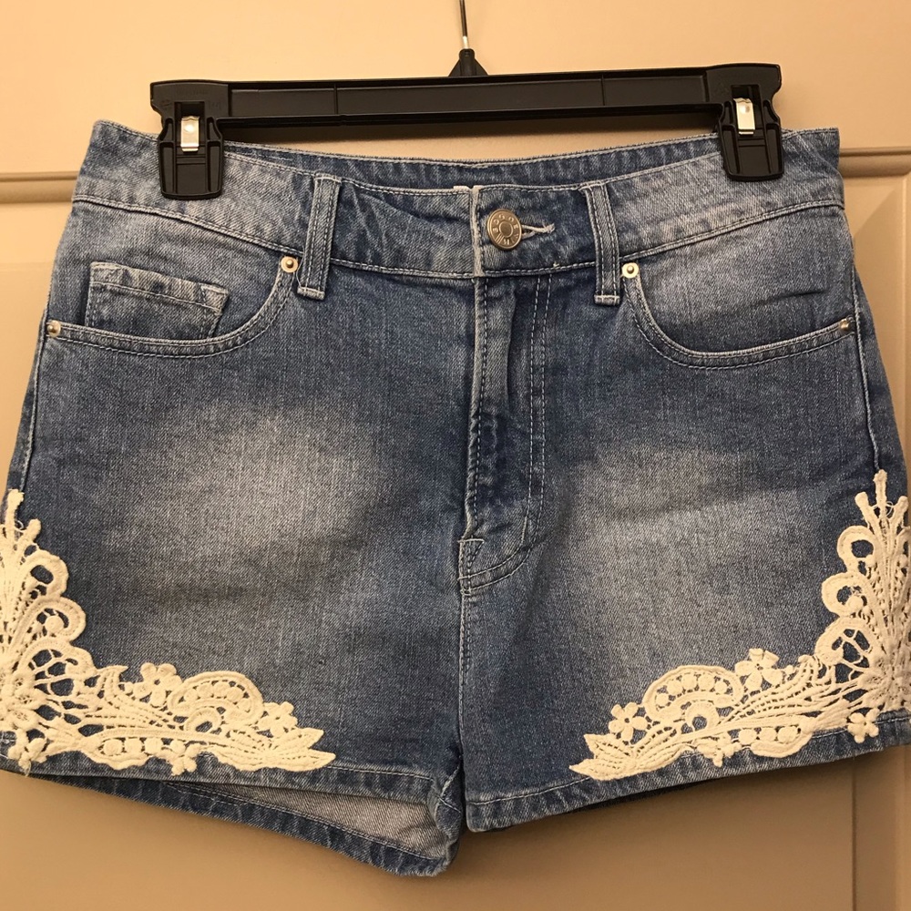 BDG Jean Short w/ lace trim. Size 27.